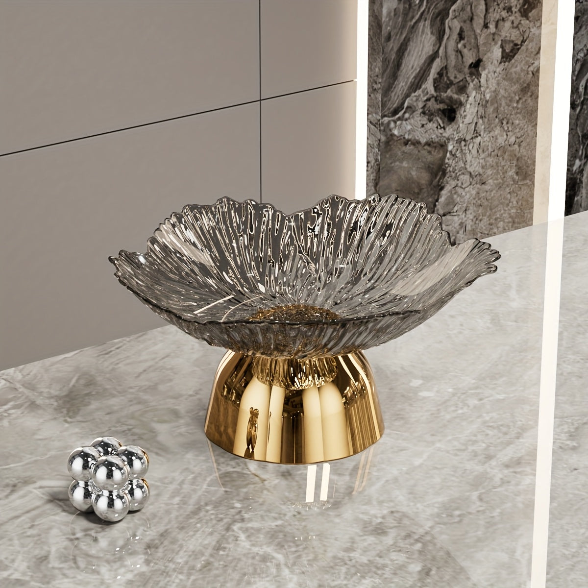 Bol à fruits élégant en forme de pétale Base dorée, plastique sûr pour aliments, idéal pour maison, fêtes ou restaurants, parfait pour servir raisins, pommes et oranges.