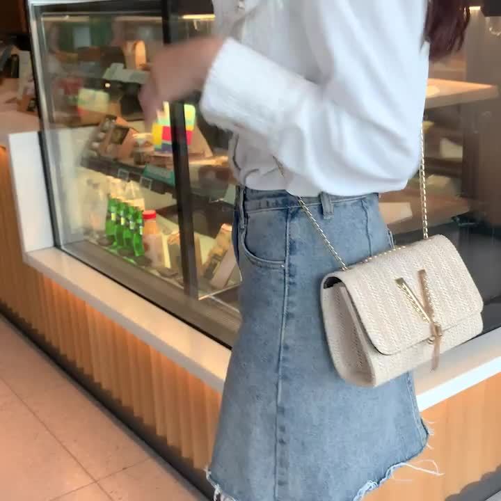 Visually Appealing Woven Crossbody Bag with Golden-Tone Hardware &amp; Detachable Chain Strap - Lightweight Casual Small Square Shoulder Bag for Women, Spacious Snap Closure Purse for Commuting &amp; Travel (19.05x7.11x13.97 cm), Cro