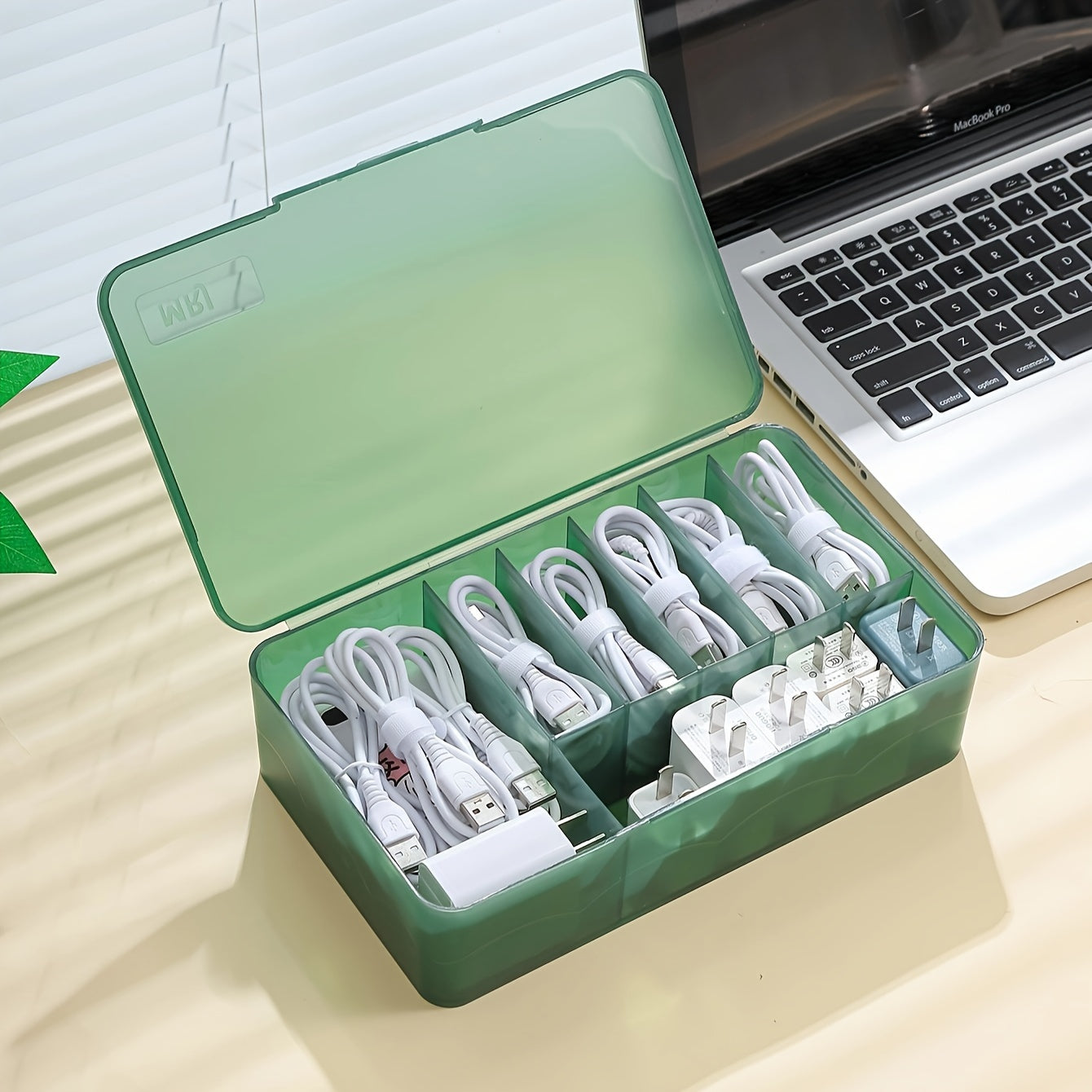 Organisateur de bureau polyvalent à compartiments, parfait pour câbles, chargeurs, cosmétiques et accessoires, portable pour voyage et usage quotidien.