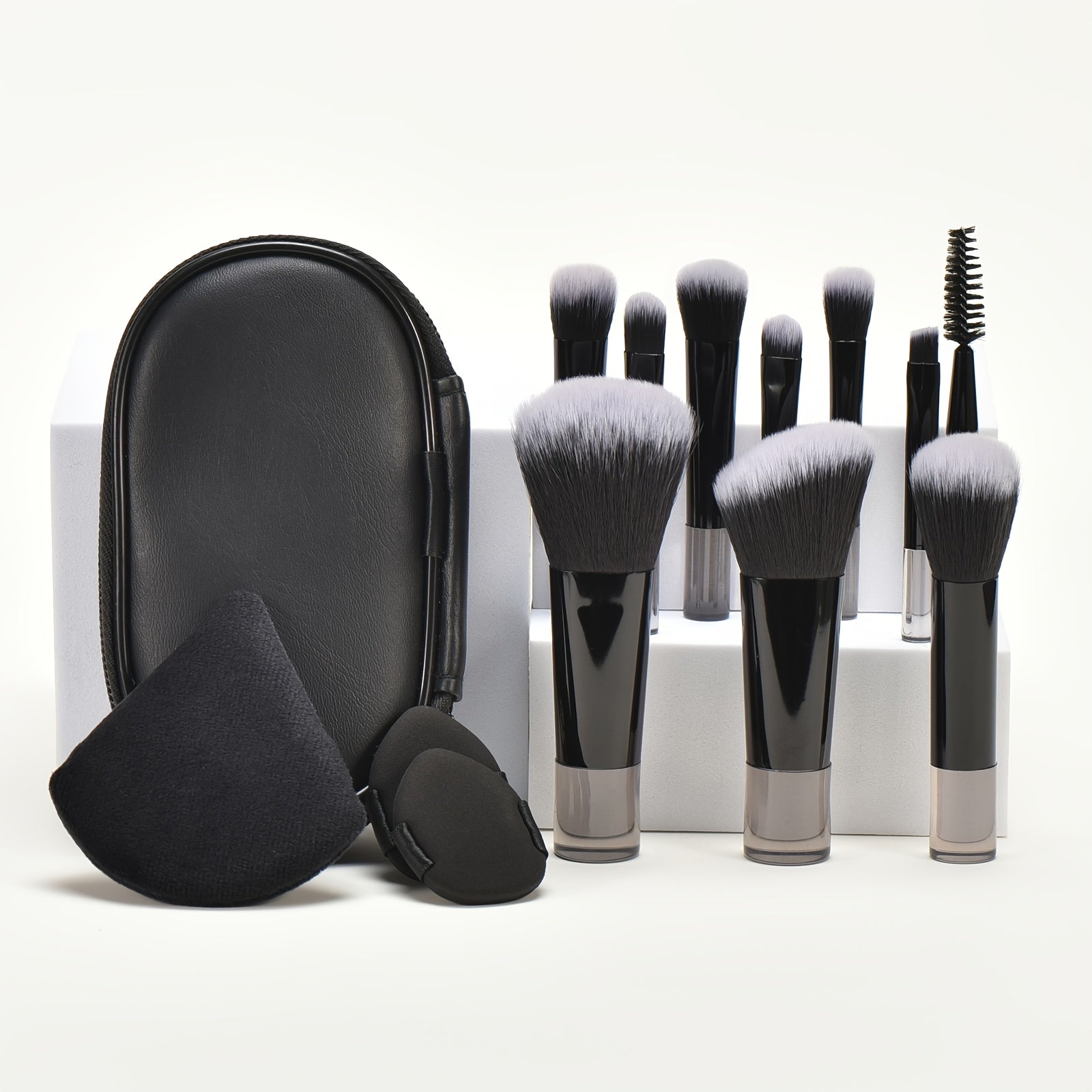 Set portable de pinceaux de maquillage avec éponge et houppette, parfait pour un kit complet d’outils cosmétiques en voyage.
