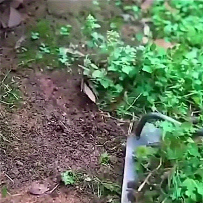 Houe robuste tout acier avec lame en croissant, design en échelle pour désherber, creuser et planter, idéale jardin, ferme et aménagement.