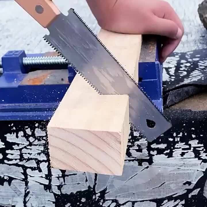 Scie japonaise à lame flexible offrant des coupes précises et nettes, poignée ergonomique en bois, usage manuel sans électricité.