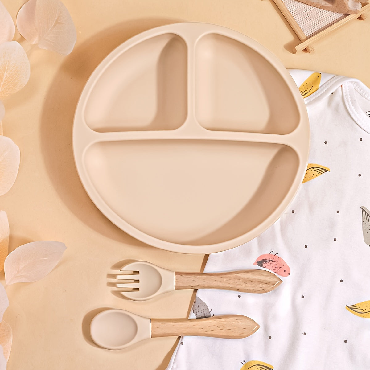 Set repas bébé TYRY.HU 3 pcs en silicone, assiette à ventouses compartimentée et ustensiles, parfait pour diversification et repas en extérieur.