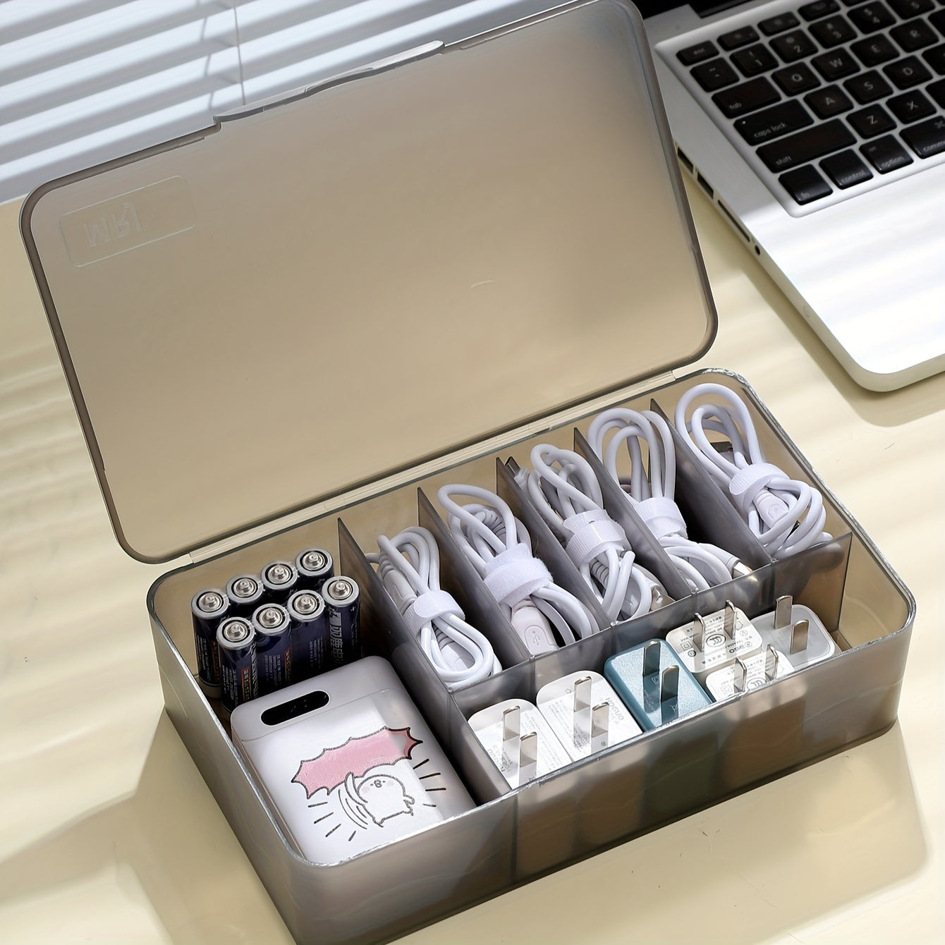 Organisateur de bureau polyvalent à compartiments, parfait pour câbles, chargeurs, cosmétiques et accessoires, portable pour voyage et usage quotidien.