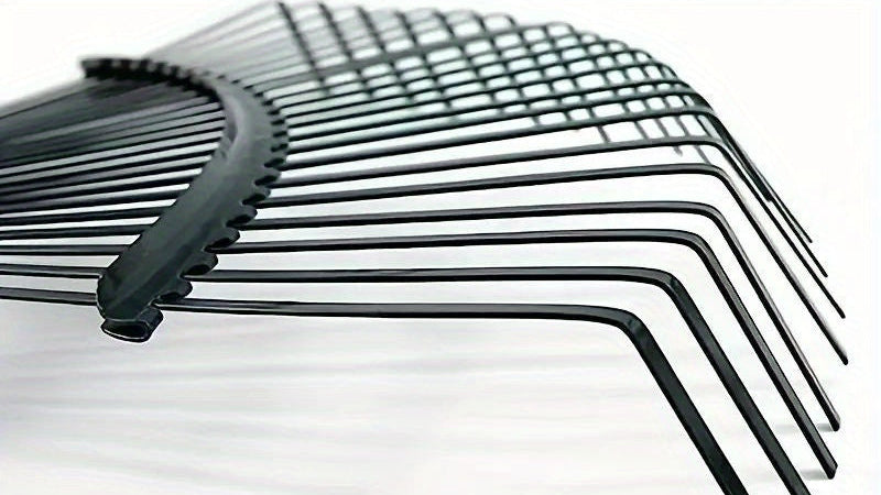 Râteau à feuilles en métal robuste, cadre en fil d’acier durable, poignée ergonomique, parfait pour entretenir pelouse, jardin et enlever feuilles et débris.