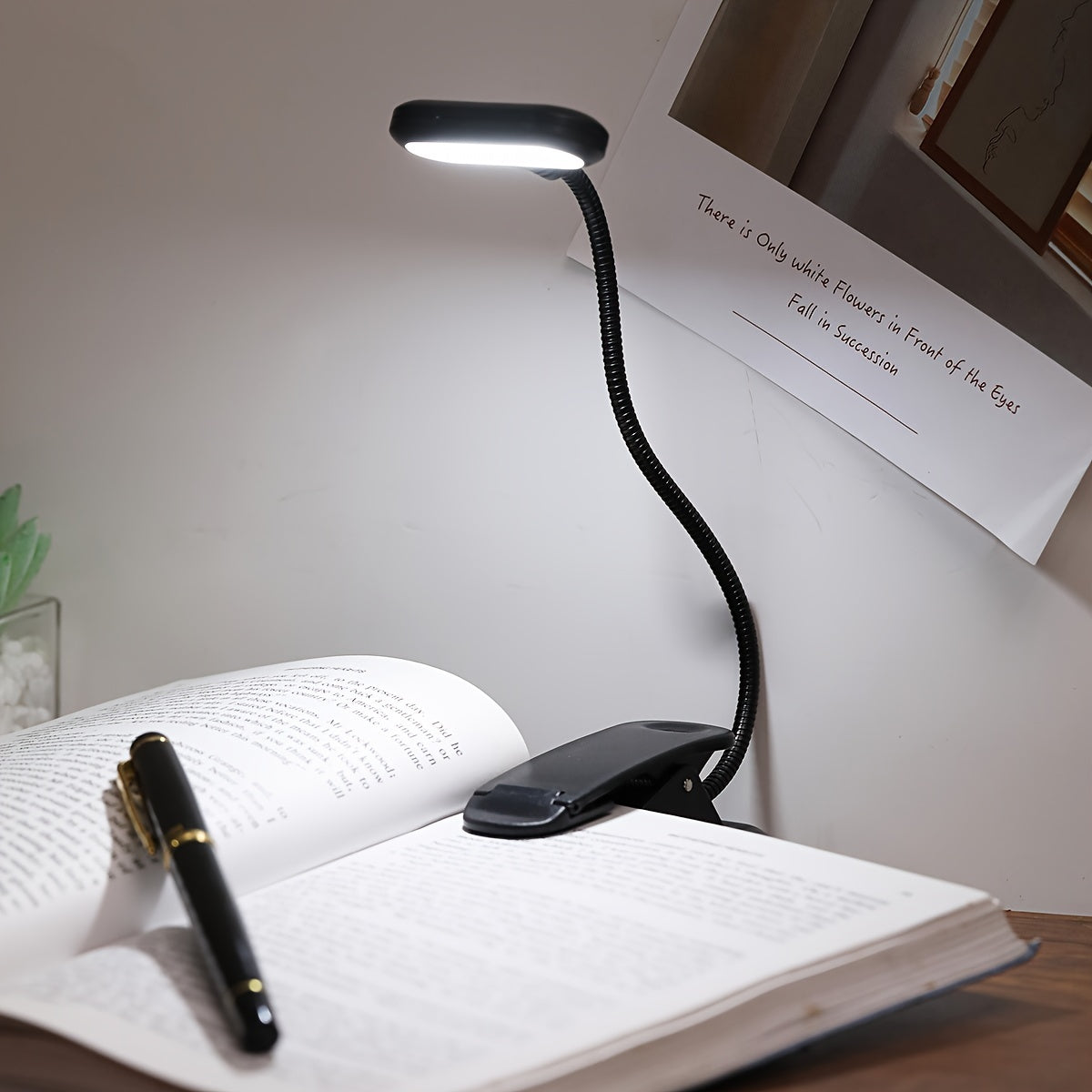 Lampe de bureau LED avec pince Bras ajustable, fonctionnement sur piles, bouton-poussoir, design ergonomique et moderne, idéale pour lecture, chevet ou espace de travail.