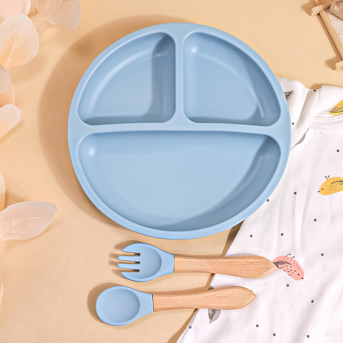 Set repas bébé TYRY.HU 3 pcs en silicone, assiette à ventouses compartimentée et ustensiles, parfait pour diversification et repas en extérieur.