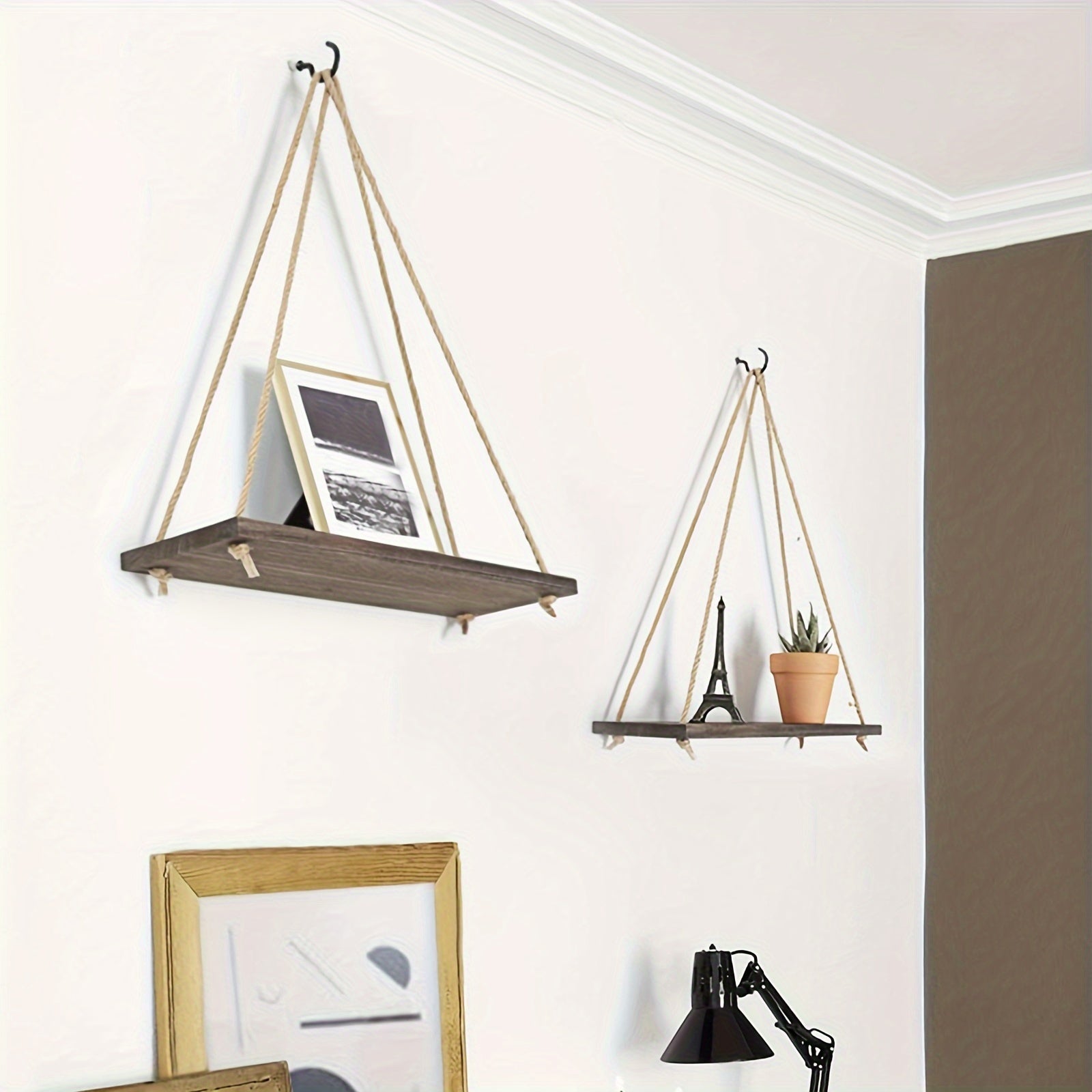Lot de 2 étagères murales bohème, en bois rustique, pour plantes, photos ou décoration, adaptées chambre, salon ou salle de bain.