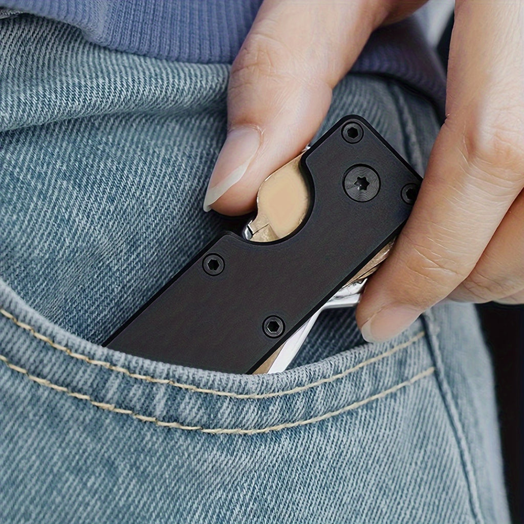 Boîte à clés compacte en métal, motif fibre de carbone, résistante aux rayures, légère et portable, avec mini tournevis et porte-clés bleu.