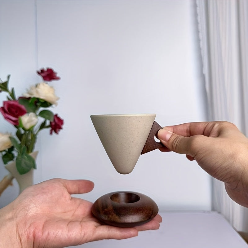 Tasse à café en céramique 250 ml, artisanale, bec verseur large, poignée bois, sous‑verre inclus, idéale maison, bureau ou cadeau.