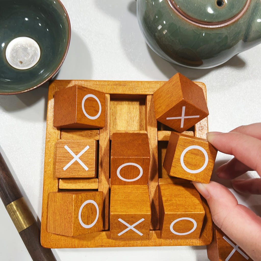 Jeu classique XO en bois, 9 blocs et plateau, idéal soirées familiales et décoration, parfait pour salon et cadeaux de fêtes.