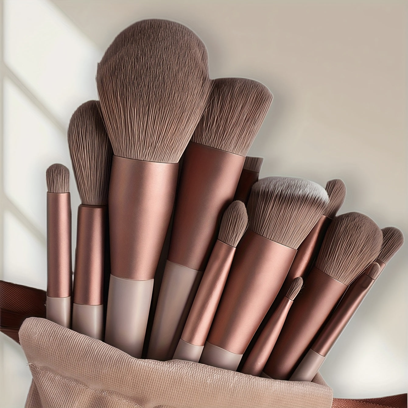 Set de 13 pinceaux de maquillage professionnels à poils doux, pour yeux, fond de teint, blush et applications cosmétiques précises.