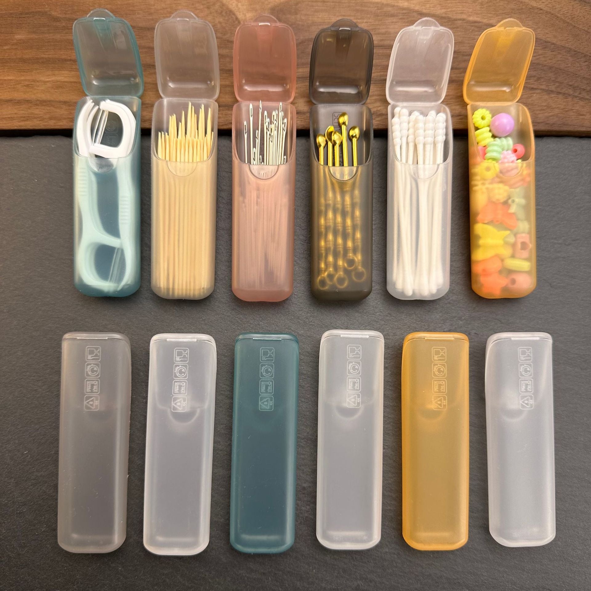 Lot de 4 boîtes de rangement miniatures, portables, plastique PP, couleurs aléatoires, compartiments pour pilules, bijoux, cure-dents ou accessoires divers.