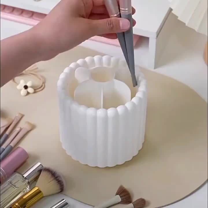 Organiseur de maquillage rotatif 360° Sans montage, rotation fluide, gain de place, compatible pinceaux, rouges à lèvres et outils beauté, idéal maison, salon ou voyage.