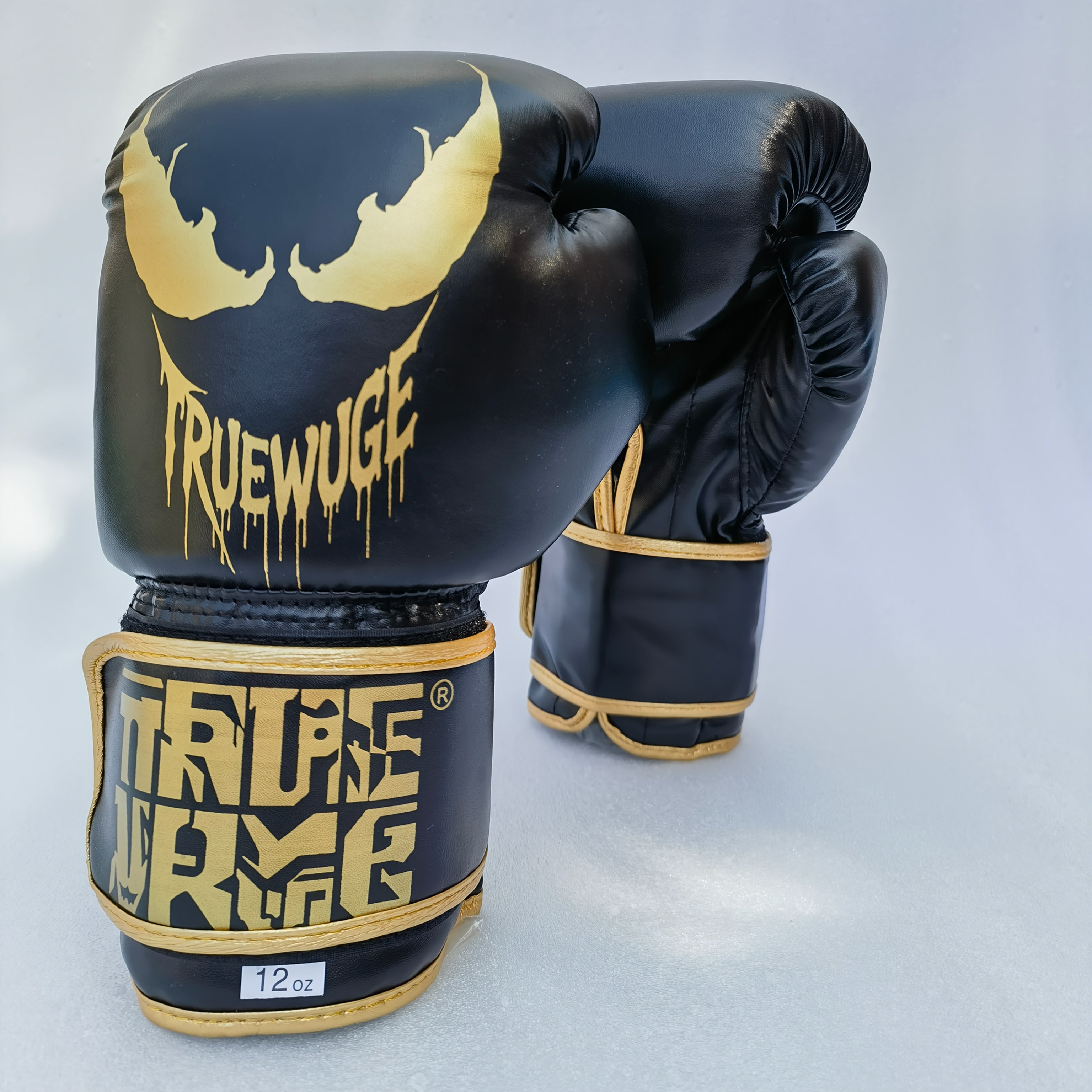 Paire de gants de boxe professionnels en PU ajustables, durables, conçus pour l’entraînement fitness et la pratique de sports de combat à domicile.