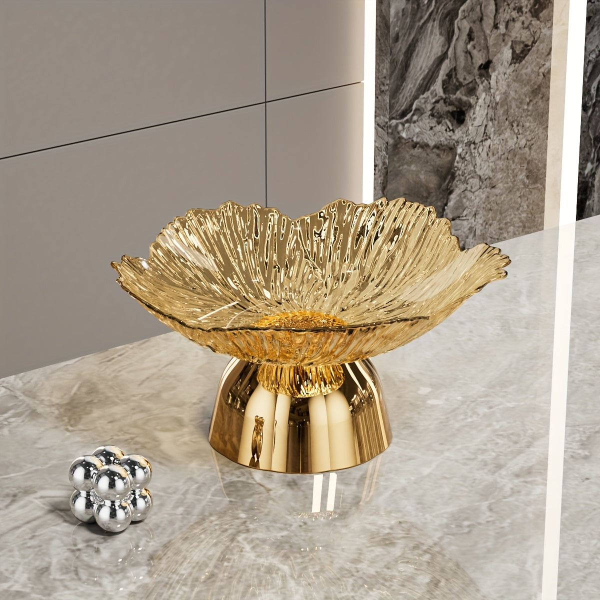 Bol à fruits élégant en forme de pétale Base dorée, plastique sûr pour aliments, idéal pour maison, fêtes ou restaurants, parfait pour servir raisins, pommes et oranges.