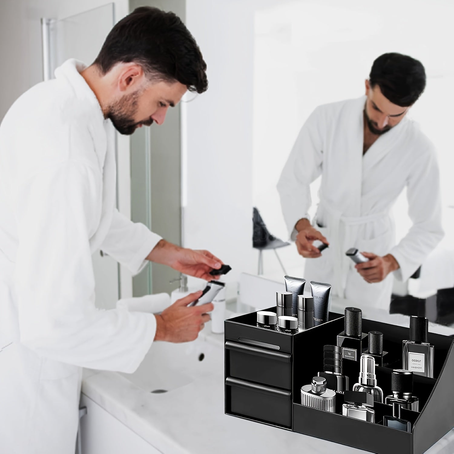 Organisateur pour parfums homme avec tiroirs, rangement soins et toilette, multi-compartiments, design moderne, plastique durable, idéal salle de bain ou coiffeuse.
