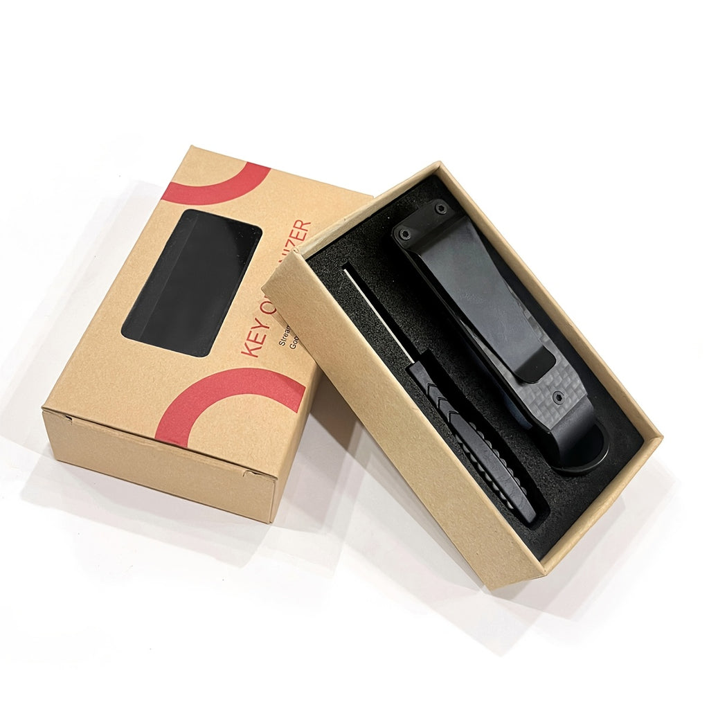 Boîte à clés compacte en métal, motif fibre de carbone, résistante aux rayures, légère et portable, avec mini tournevis et porte-clés bleu.