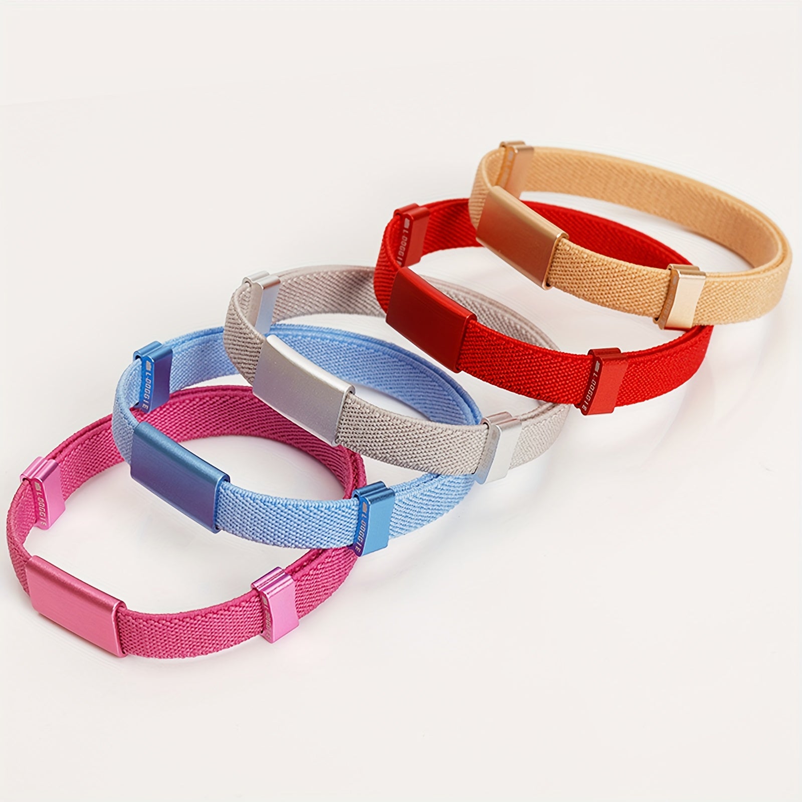 Collier chat personnalisé avec nom, métal robuste, sécurité détachable, léger, extensible, compatible médailles, disponible diverses couleurs.