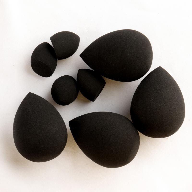 Set maquillage 47 pièces : trousse zippée, 25 pinceaux, éponge nettoyage, 16 applicateurs poudre et 4 mini éponges beauté.