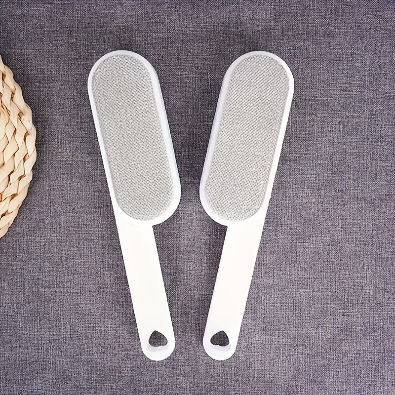 Brosse manuelle à double face pour poils et peluches. Bristles robustes, sans électricité, idéale pour vêtements, meubles, tapis et voyages.