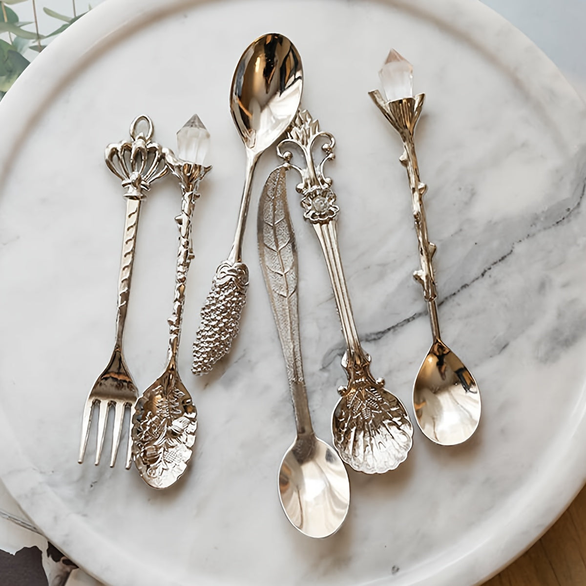 6 Packs/Set, European-Style Golden Dessert Spoons, Vintage Coffee Spoons, Retro-Style Metal Carved Fruit Dessert Spoons, Suitable for Kitchen Dining, Classical Style, Some Styles Are Random.