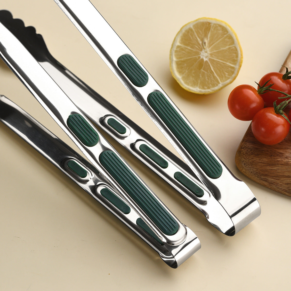 Pinces alimentaires inox avec poignées silicone : résistantes à la chaleur, durables, prise sûre. Idéales pour buffet, BBQ et cuisine extérieure.