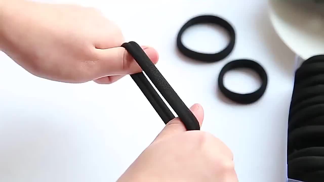 Lot de 300 chouchous élastiques noirs, doux et protecteurs, pour coiffures stylées sans abîmer les cheveux.