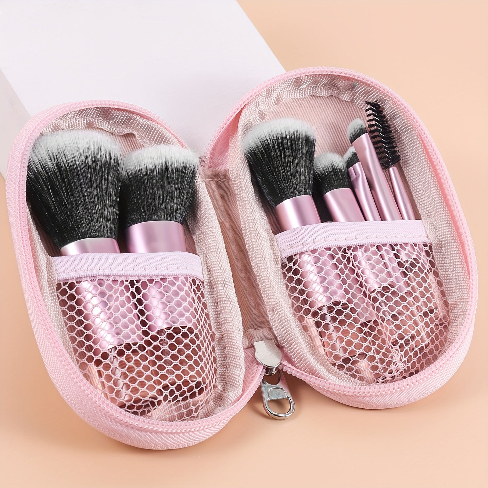 Set portable de pinceaux de maquillage avec éponge et houppette, parfait pour un kit complet d’outils cosmétiques en voyage.