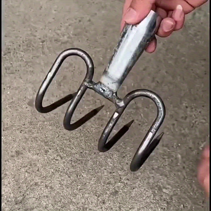 Râteau polyvalent en acier robuste, adapté au creusement et au travail du sol, idéal jardins, chantiers et nettoyage de plage, performant en conditions difficiles.