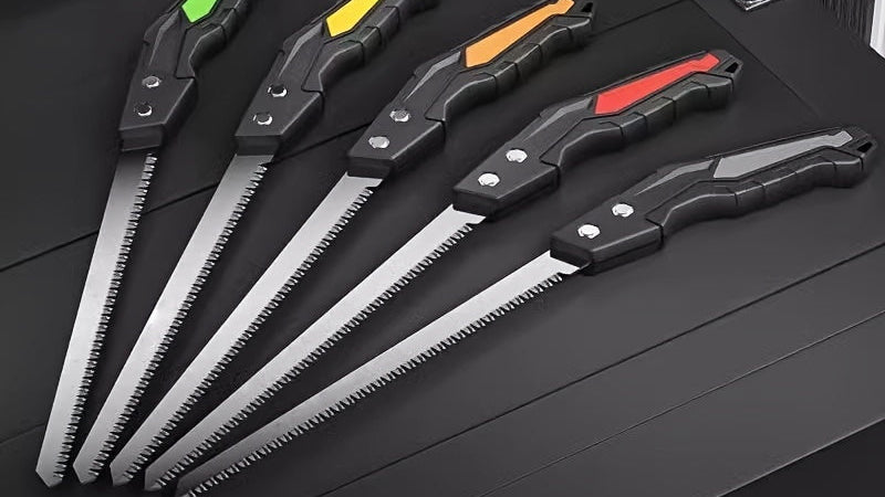 Scie manuelle compacte pour bois et élagage, idéale pour arbres fruitiers, jardinage précis et petits travaux de menuiserie à domicile.