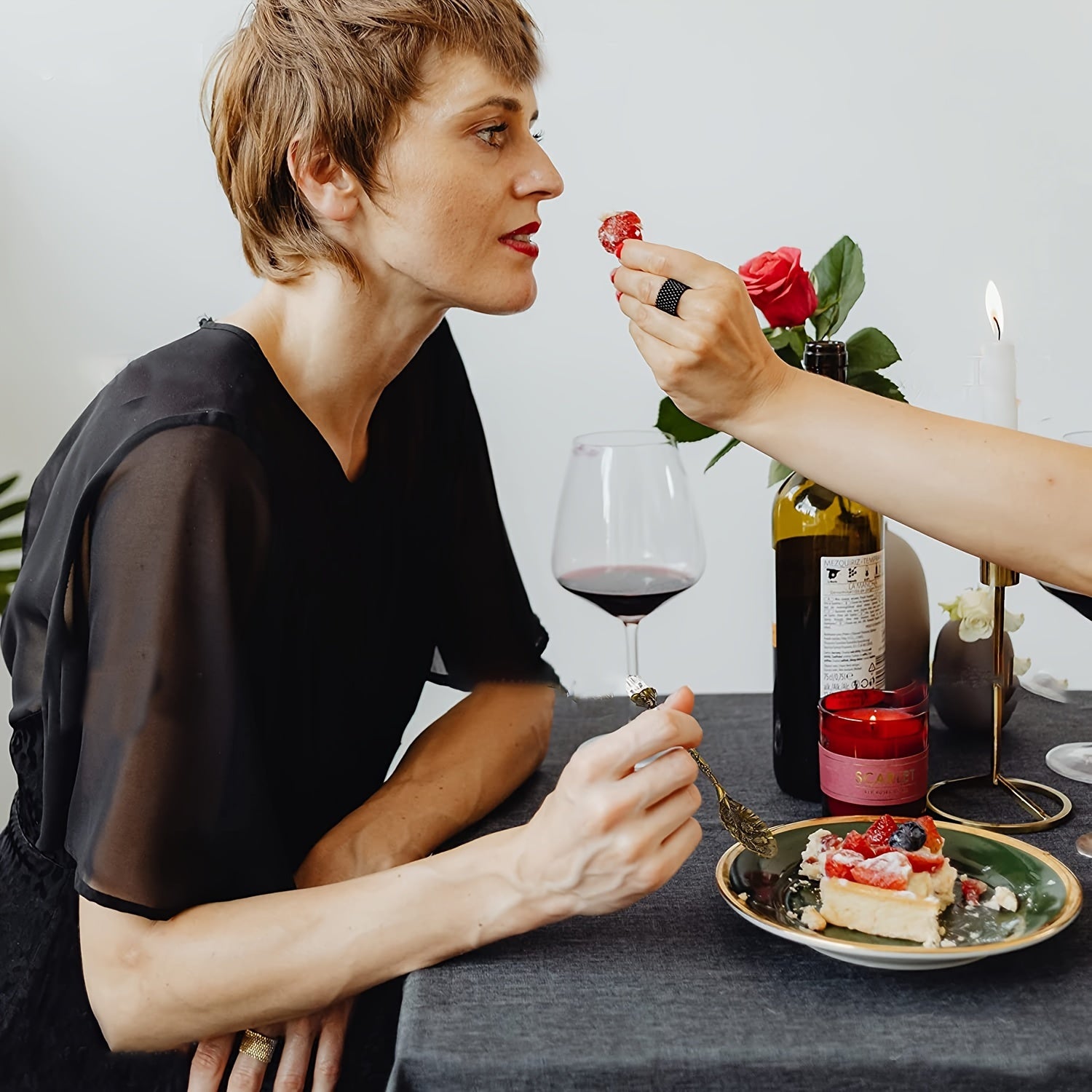 Lot de 6 Cuillères Dessert Style Européen : Métal doré vintage, pour café et fruits, design rétro sculpté, idéal cuisine et table, styles aléatoires.