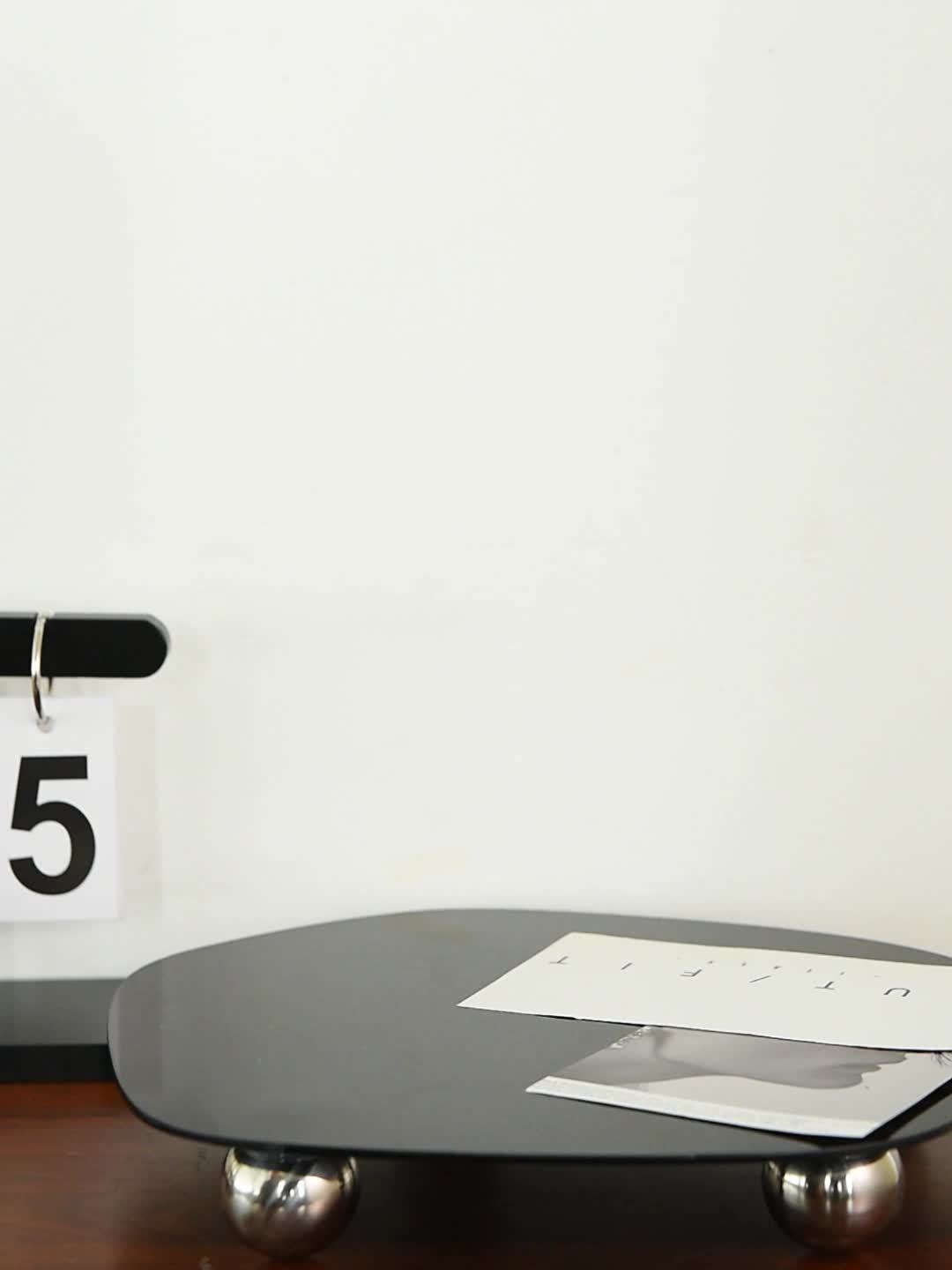 Support de bureau multifonction cyberpunk en impression 3D, style mécanique, pour manettes, téléphones et décoration sci-fi, idéal maison et bureau.