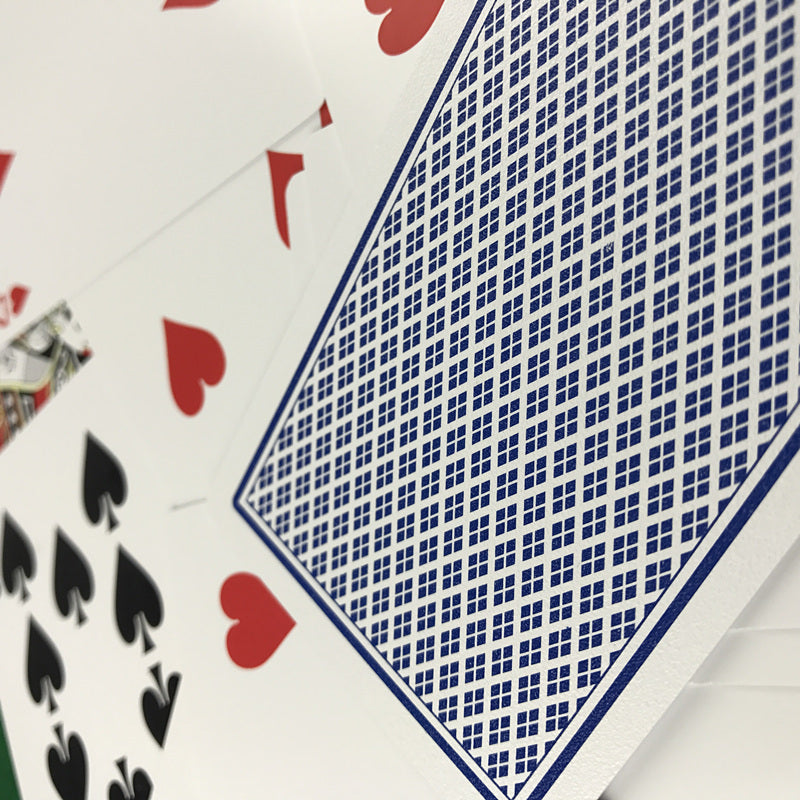 Cartes de jeu PVC mat premium, étanches. Design étroit pour une prise améliorée, idéal pour les jeux créatifs et le divertissement.