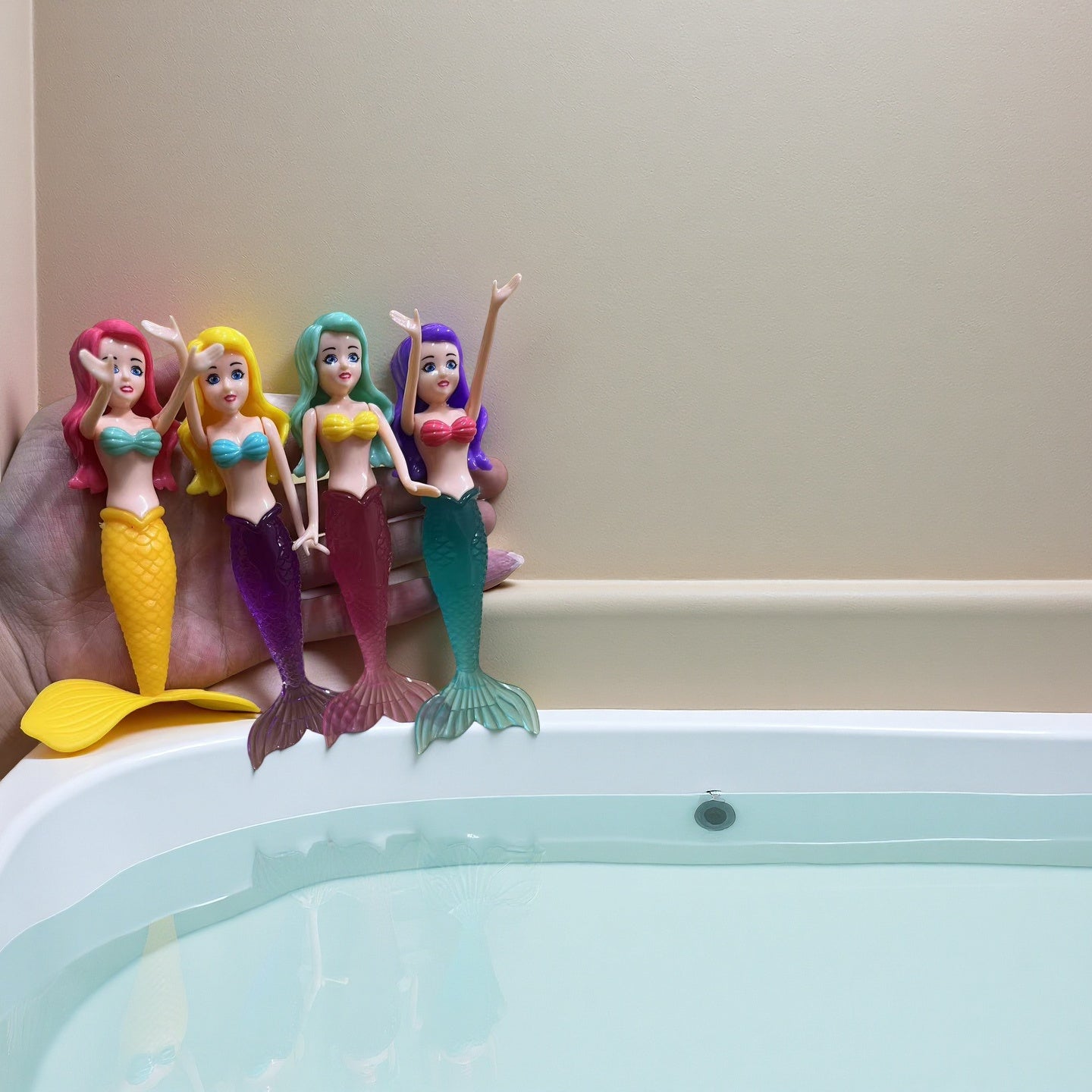 Set de 4 sirènes plongeuses pour piscine ou baignoire, jouet aquatique estival, idéal garçons et filles, parfait cadeau anniversaire.