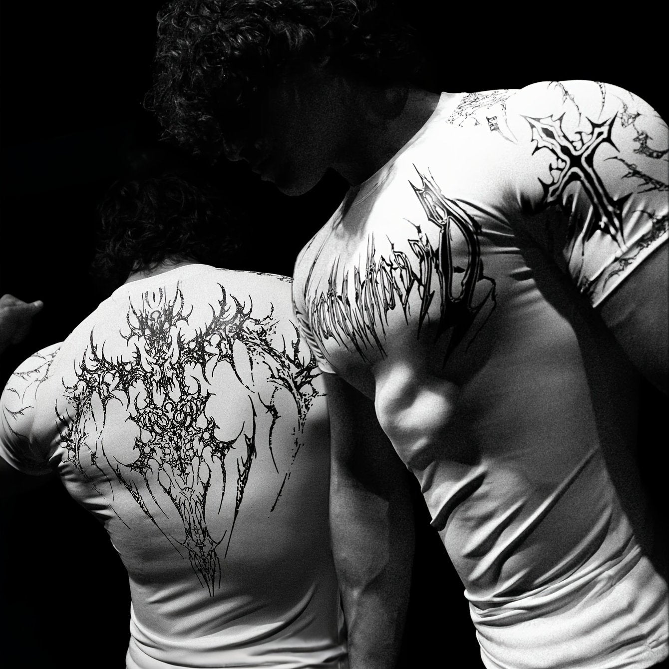 T-shirt compression 2025, haute élasticité, séchage rapide, motif géométrique rouge, maintien musculaire performant, adapté entraînement hommes et femmes.