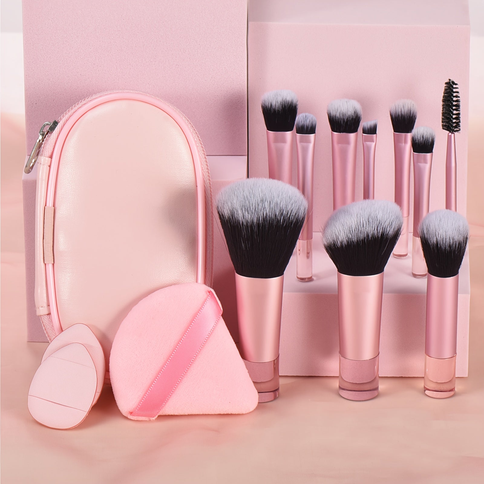 Set portable de pinceaux de maquillage avec éponge et houppette, parfait pour un kit complet d’outils cosmétiques en voyage.