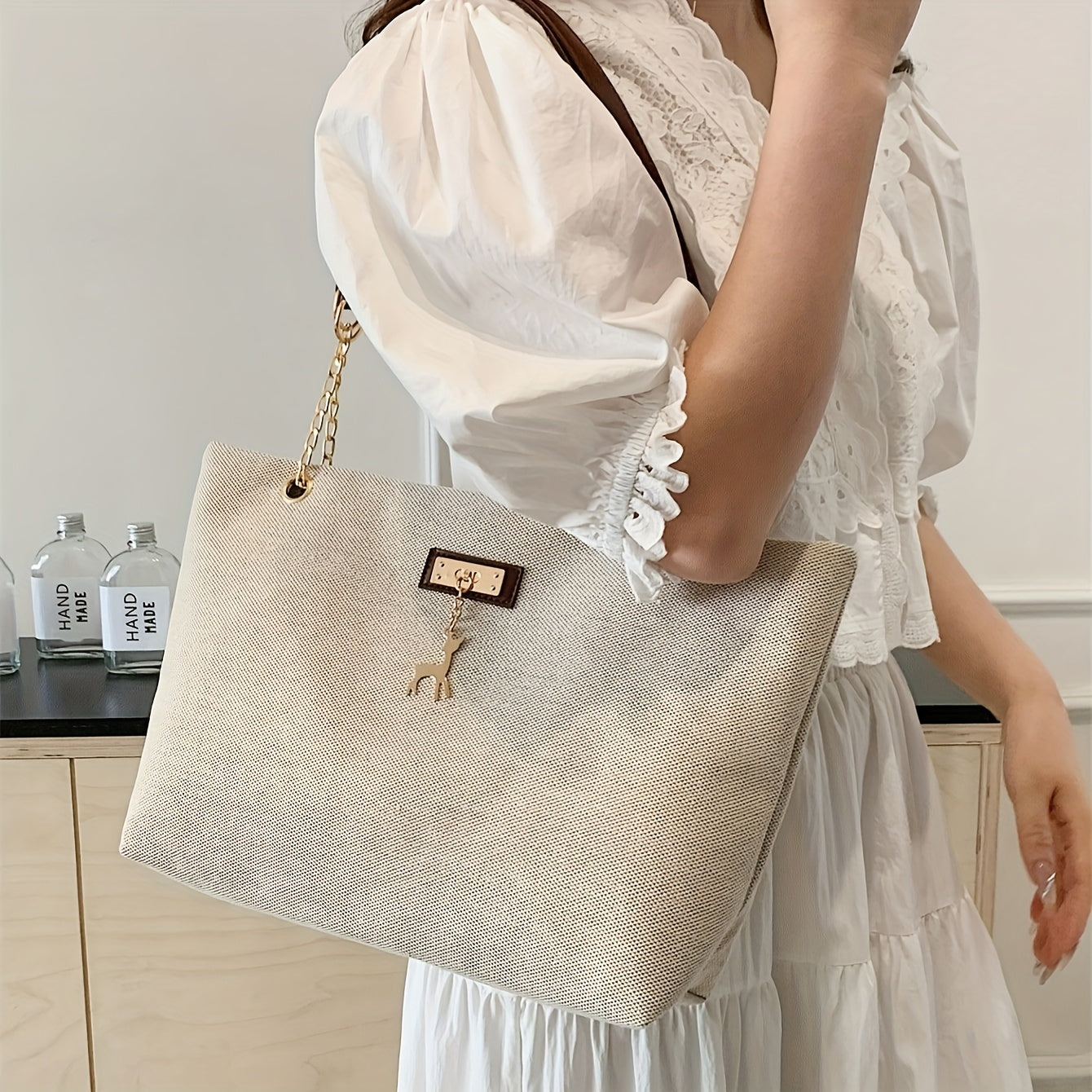 Sac fourre-tout en polyester tendance, grande capacité, bandoulière réglable, fermeture zippée, orné d’un charm cerf, style besace pour femme.