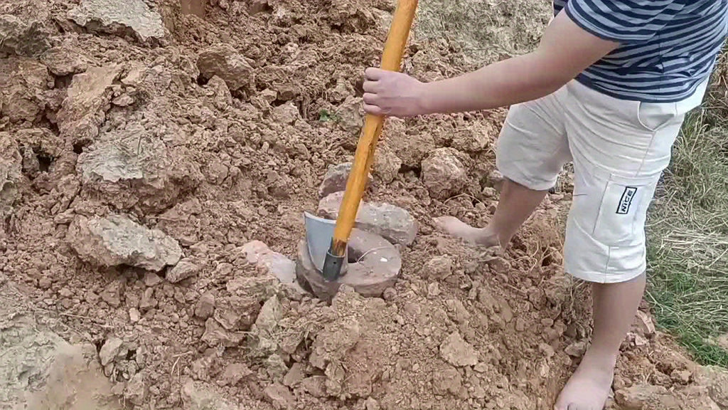 Heavy-Duty Manganese Steel Garden Hoe - Ideal for Soil Digging, Weeding, and Planting Vegetables &amp; Flowers | Robust Metal Trowel Design, Sharp Teeth for Efficient Digging