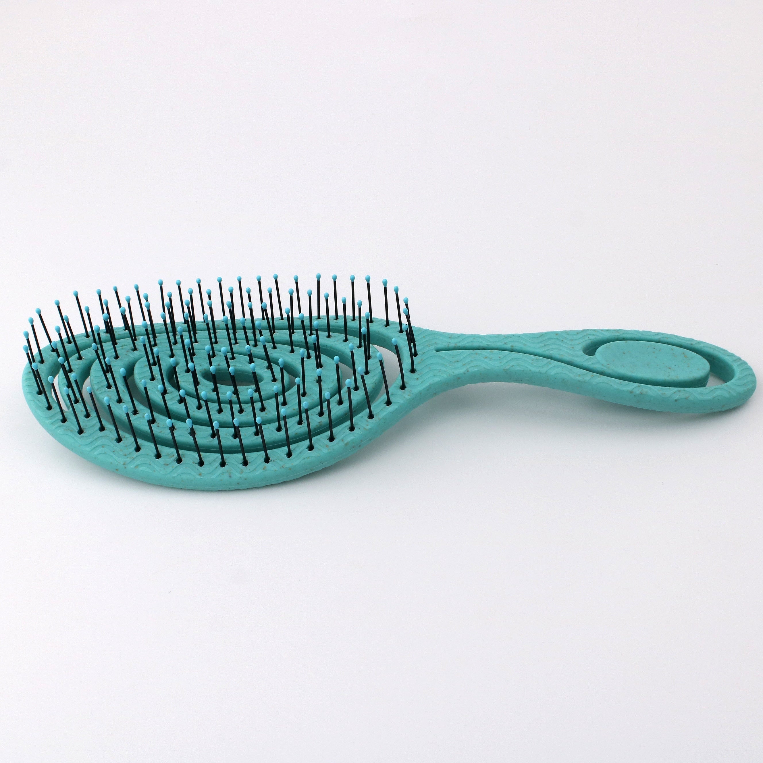 Peigne coiffure oval ajouré, démêlage facile pour cheveux secs ou mouillés, design ergonomique et pratique.