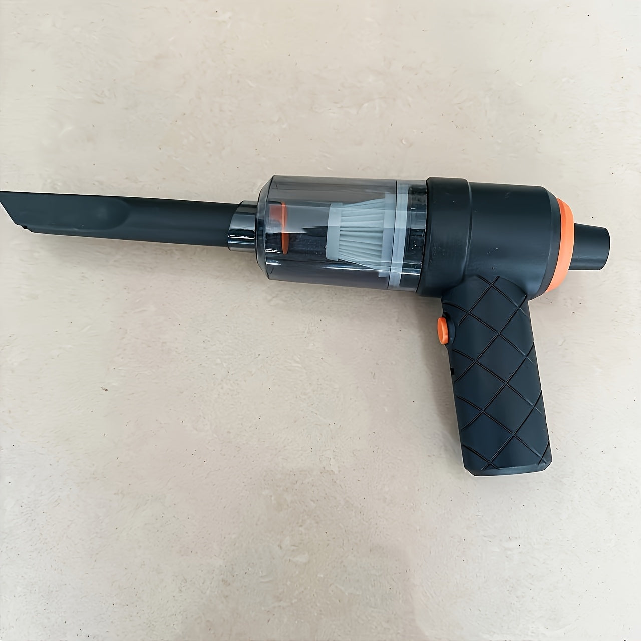 Aspirateur de voiture sans fil mini, compact et léger, forte aspiration pour poils d’animaux et débris, charge USB, corps plastique avec filtre en mousse.