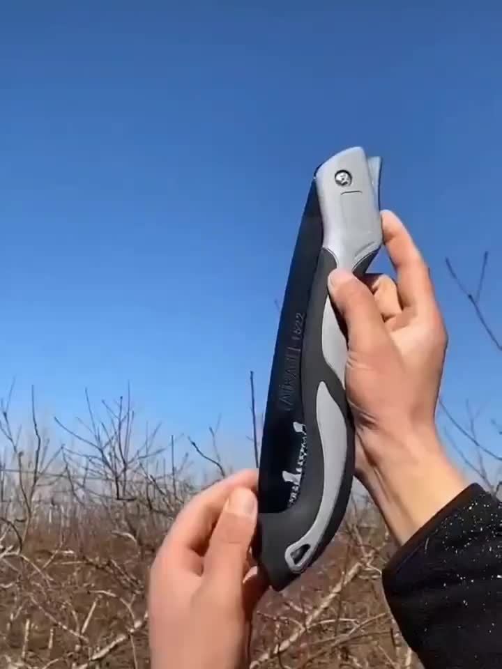 Scie pliante industrielle AIRAJ Outil manuel robuste avec poignée antidérapante, coupe précise biseautée, sans batterie, usage intensif garanti.