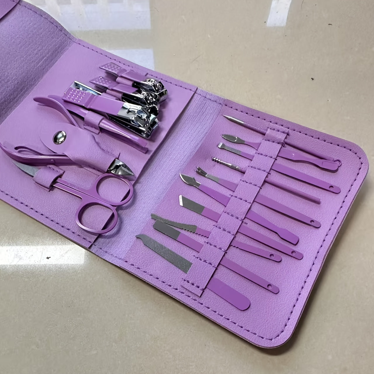 Set 16 pièces soins des ongles en acier inoxydable, lime, cure-oreille et ciseaux, style moderne, idéal voyage et usage professionnel.