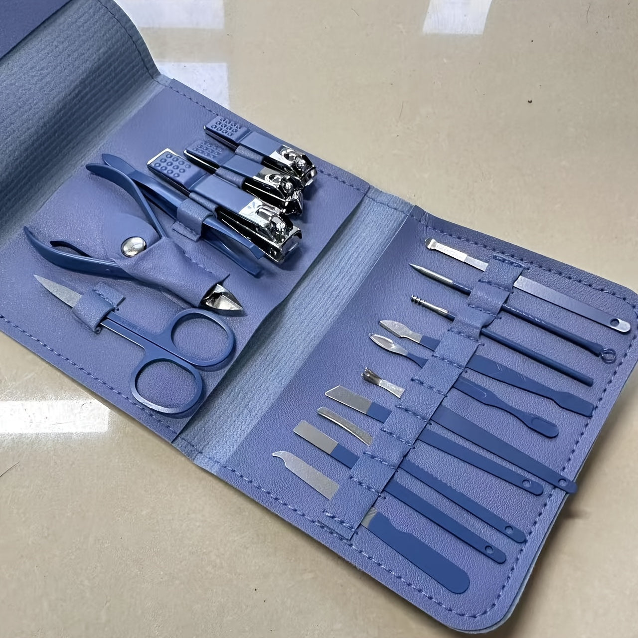Set 16 pièces soins des ongles en acier inoxydable, lime, cure-oreille et ciseaux, style moderne, idéal voyage et usage professionnel.