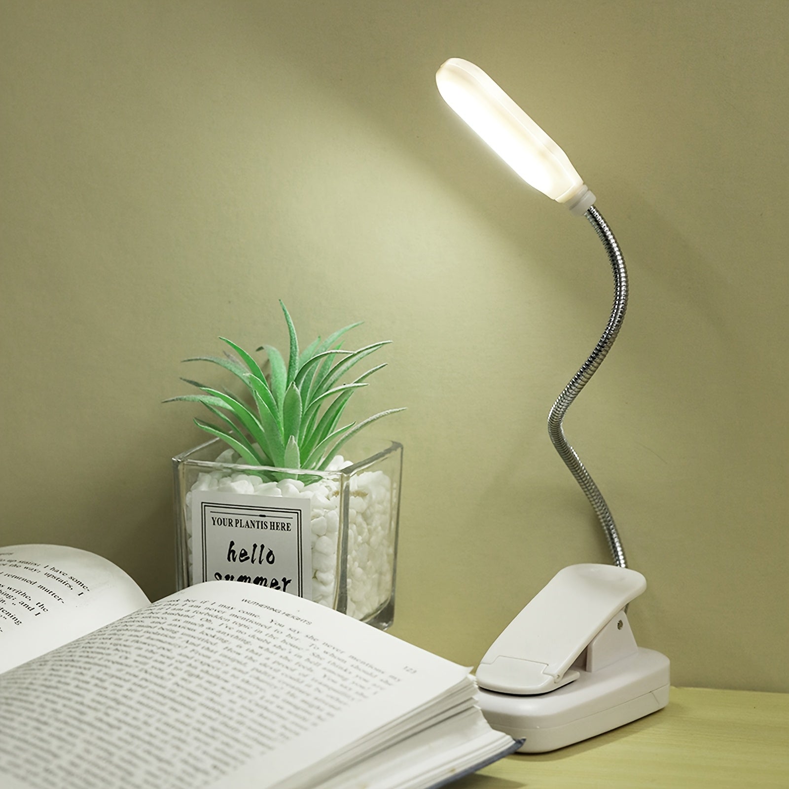 Lampe de bureau LED avec pince Bras ajustable, fonctionnement sur piles, bouton-poussoir, design ergonomique et moderne, idéale pour lecture, chevet ou espace de travail.