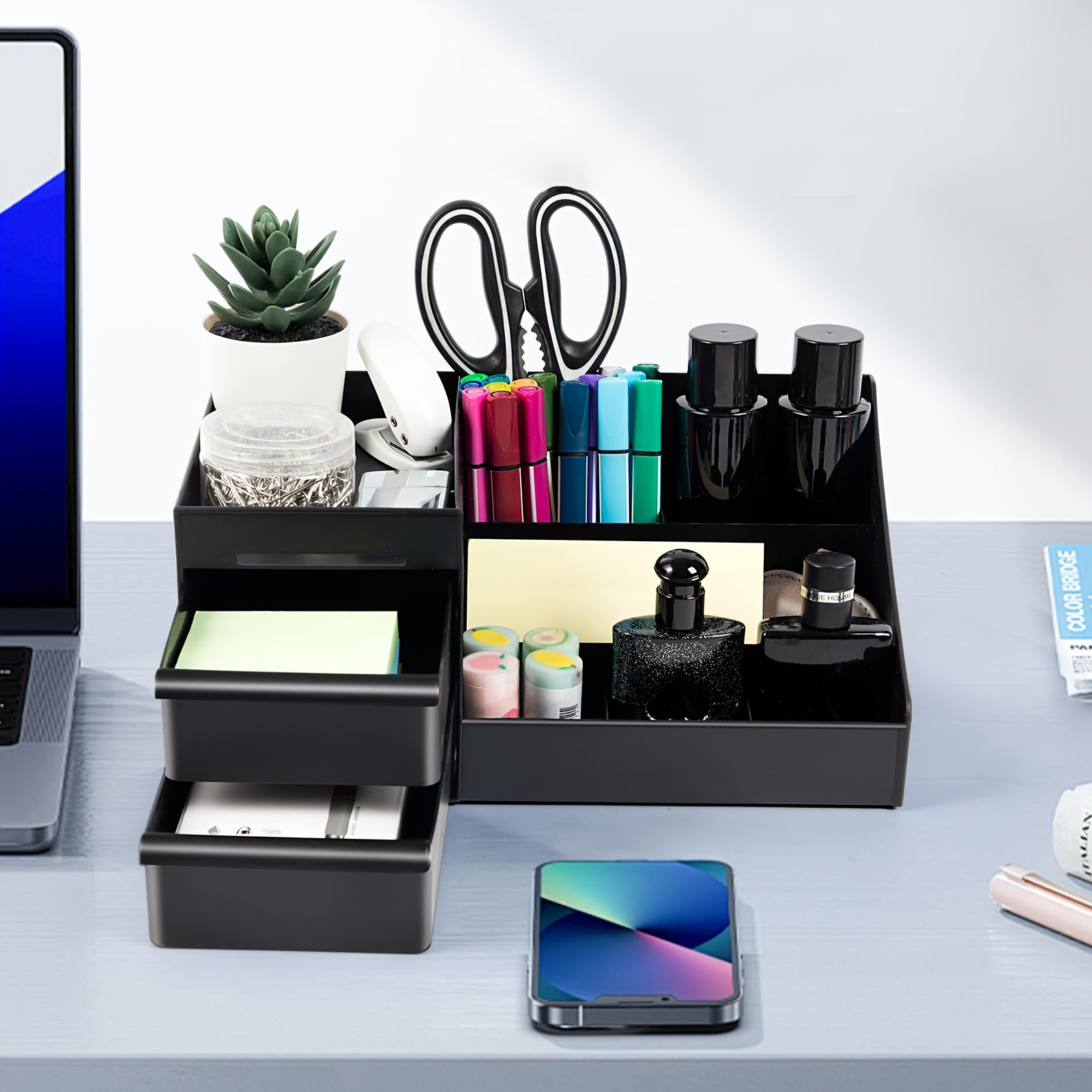 Organisateur de comptoir pour homme en plastique, compartiments multiples et étagères réglables, rangement moderne pour parfums, soins et articles de toilette, gain de place.