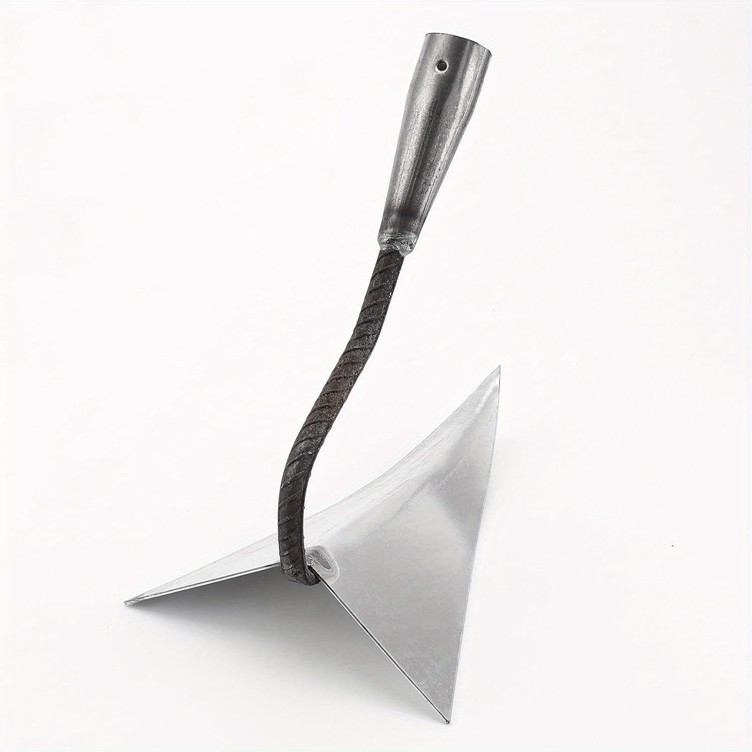 Houe en V à lame triangulaire tranchante, construction métallique durable pour creuser, désherber et ameublir, idéale jardin, ferme et paysagisme.