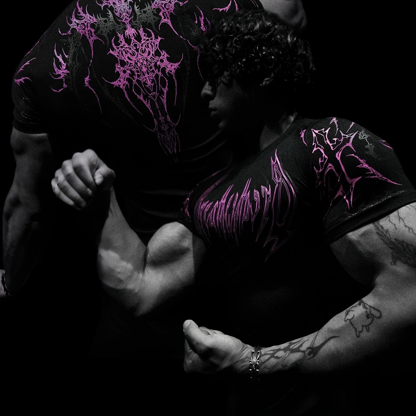 T-shirt compression 2025, haute élasticité, séchage rapide, motif géométrique rouge, maintien musculaire performant, adapté entraînement hommes et femmes.