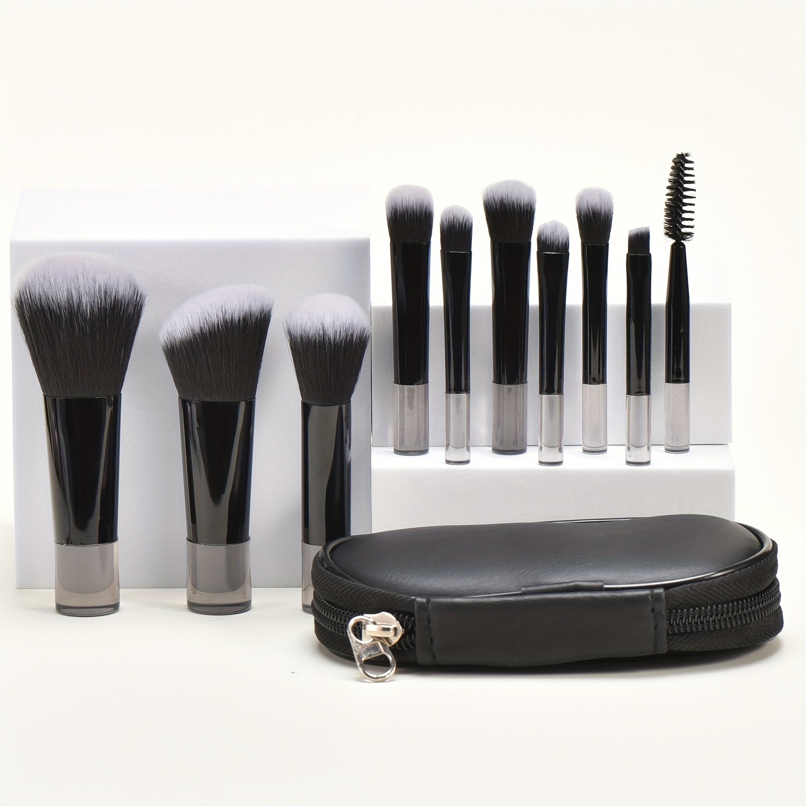 Set portable de pinceaux de maquillage avec éponge et houppette, parfait pour un kit complet d’outils cosmétiques en voyage.