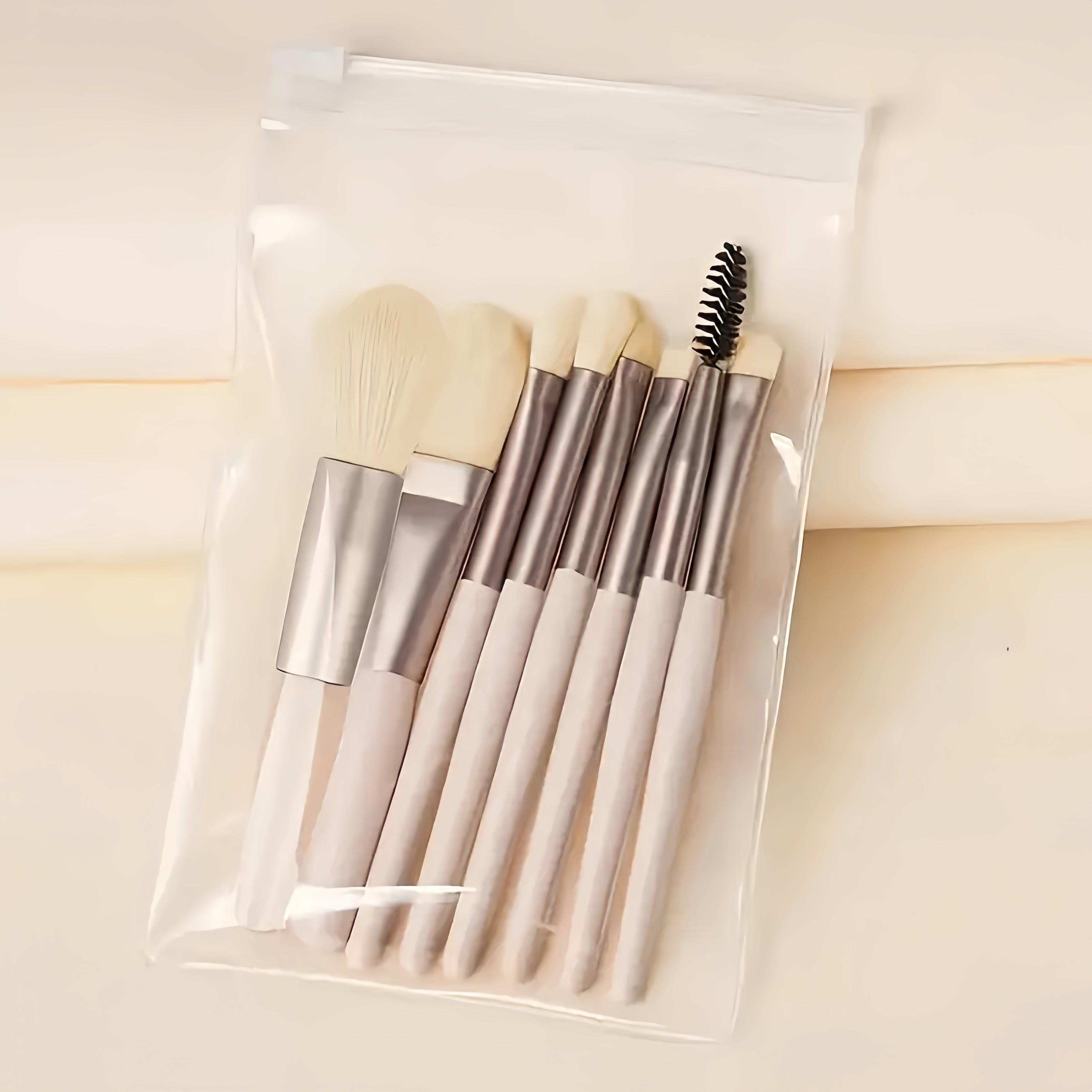 Set de 8 ou 13 pinceaux de maquillage à poils synthétiques doux, incluant fond de teint, fard à paupières, rouge à lèvres, idéal débutants et pros.